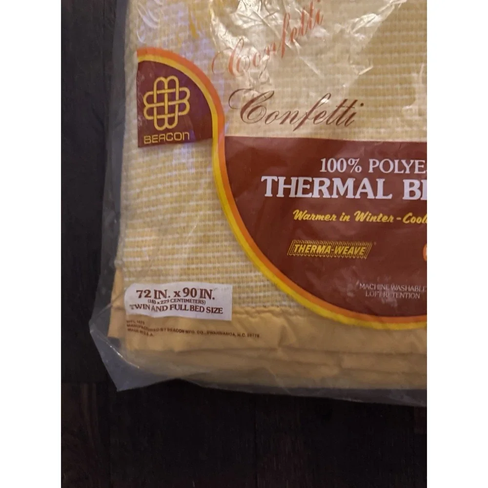Beacon 100% poly Thermal Blanket NEW 72 x 90